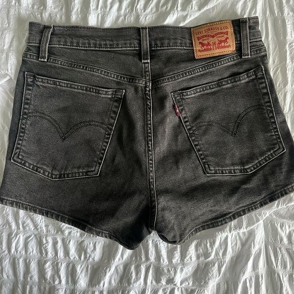 Levi’s High Rise Yoke Denim Shorts Size 29 - Picture 1 of 3